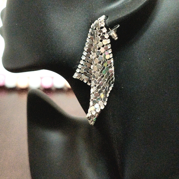 🆕 Guess Silver Earrings - Picture 2 of 3